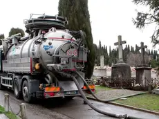 Cimitero di Sant’Anna: il camion della Pertot in azione con le sue “braccia” per il drenaggio (Silvano)