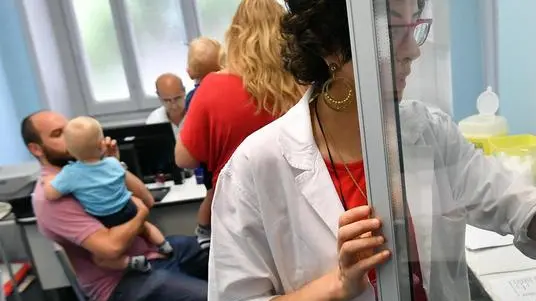 Una dottoressa prepara una dose di vaccino in uno degli ambulatori del Centro Vaccinale di via Statuto a Milano, 4 settembre 2017. Ansa/Daniel Dal Zennaro