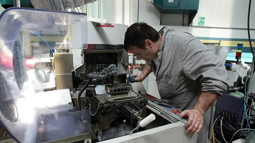 Un operaio al lavoro in fabbrica