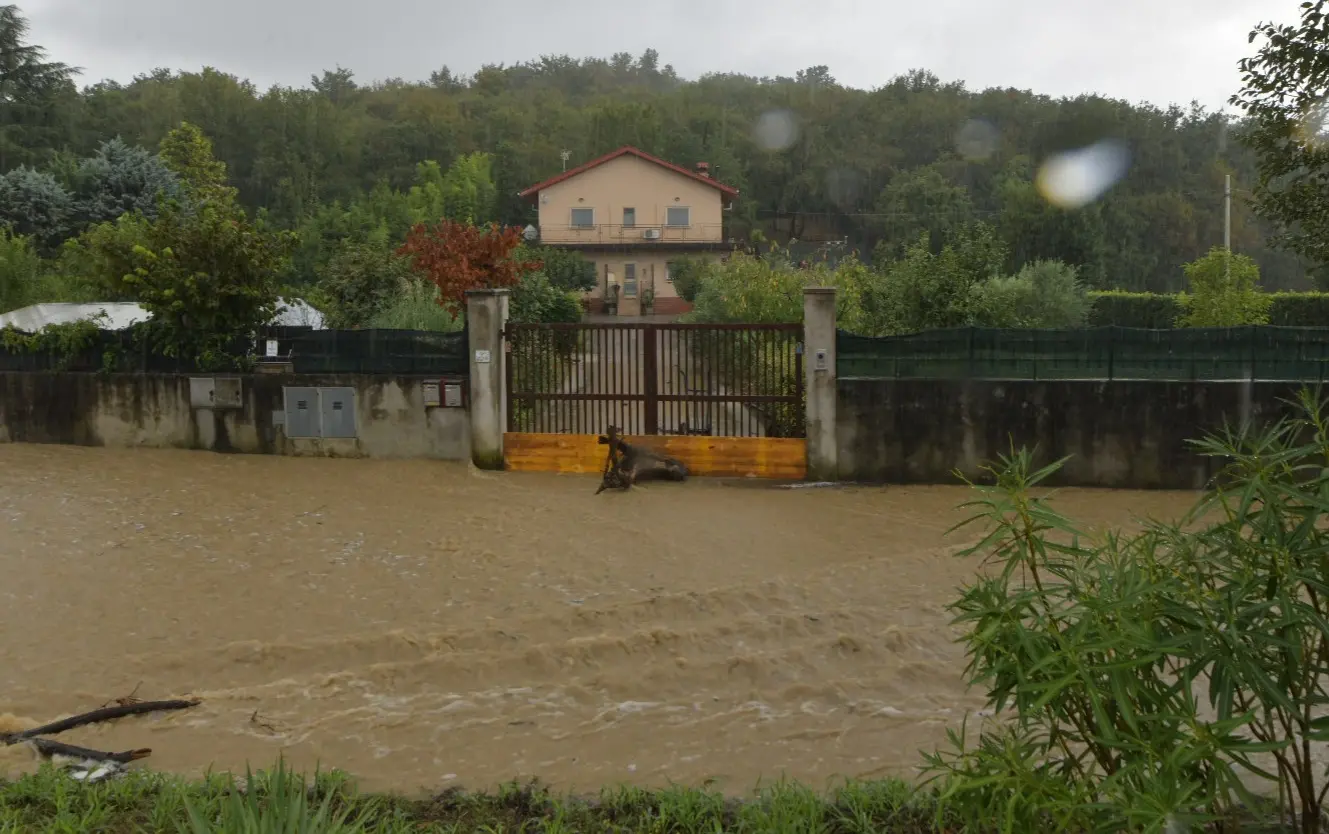 Il violento temporale che si è abbattuto giovedì mattina nel territorio di Muggia ha provocato l'esondazione di Rio Menariolo con gli allagamenti che vediamo fotografati qui da Francesco Bruni. Qui l'articolo con gli aggiornamenti: https://ilpiccolo.gelocal.it/trieste/cronaca/2024/09/12/news/esonda_rio_menariolo_muggia_case_allagate-14625963/