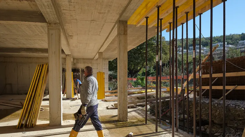 Il cantiere per la costruzione del nuovo polo di aggregazione giovanile in via Hollan Foto Massimo Silvano