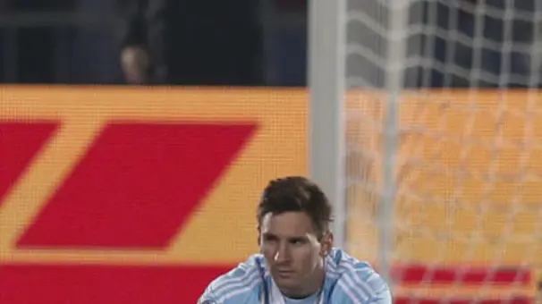 (150705) -- SANTIAGO, July 5, 2015 (Xinhua) -- Lionel Messi (C) of Argentina reacts after the final match of the Copa America Chile 2015 against Chile, at the National Stadium, in Santiago, capital of Chile, on July 4, 2015. Chile won the final match of the Copa America 2015 against Argentina after the penalty kick 4-1. (Xinhua/Guillermo Arias) (ce)