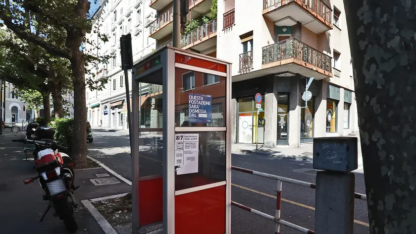 Una cabina telefonica in dismissione (Lasorte)