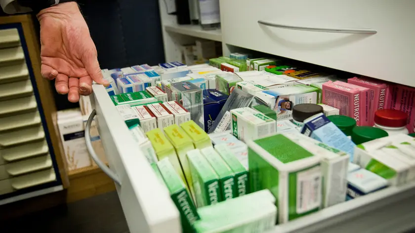 Medicinali in vendita in una farmacia