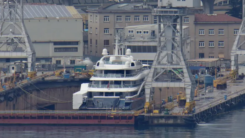 Lo yacht “Quattroelle” ormeggiato nel bacino Fincantieri all’ex Arsenale. Foto di Andrea Lasorte