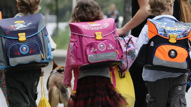 BERLIN - AUGUST 23: Children walk down the way on the first school day on August 23, 2010 in Berlin, Germany. Many German school districts, including those in Berlin, are reducing the school times pan from 13 to 12 years as part of a nationwide set of primary and secondary school reforms.. (Photo by Andreas Rentz/Getty Images)