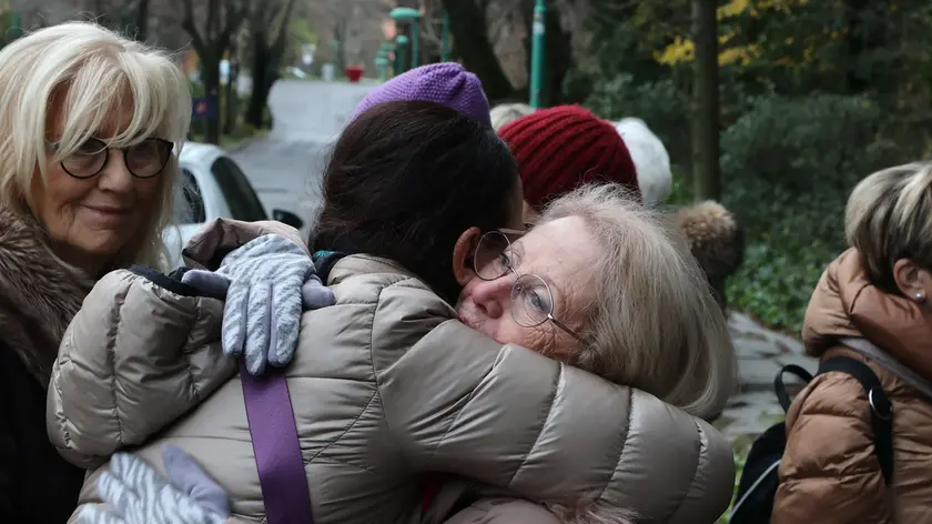 Gli abbracci fra i familiari e gli amici di Lilly. Fotoservizio Lasorte