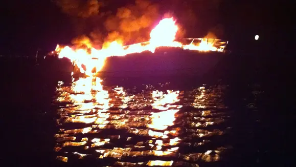 Un motoscafo in fiamme in una foto di archivio