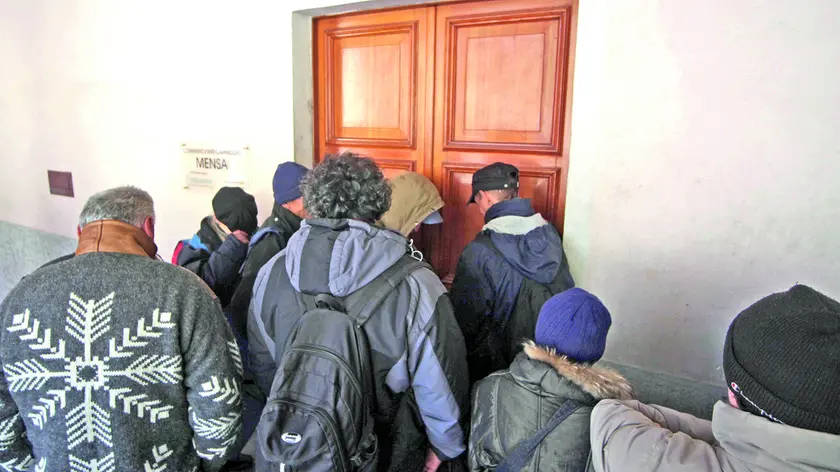 Persone in fila per ritirare il pranzo dai frati di Montuzza (Lasorte)