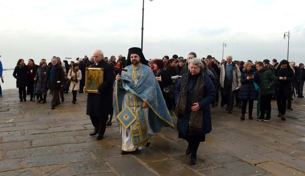 Foto BRUNI 06.01.2018 Epifania Greco-Ortodossa: il tuffo della croce della Comunità