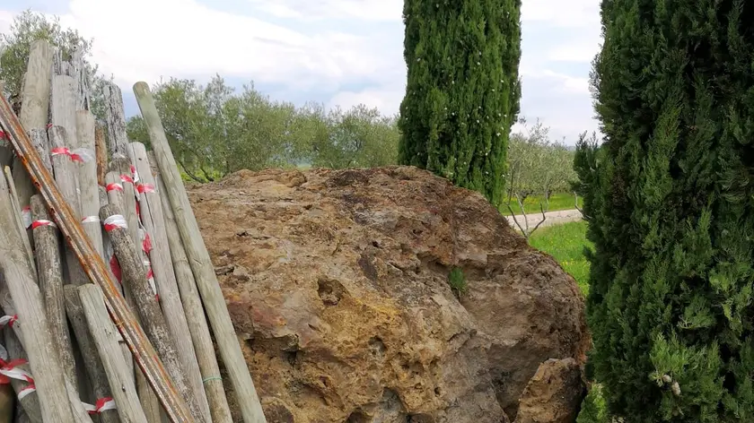Nella foto di Steno Ferluga a destra si possono notare i frammenti di pietra staccati dal monolite