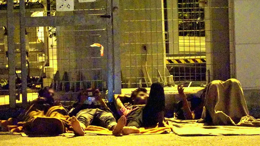 Migranti dormono nel piazzale della Casa Rossa, Foto Bumbaca/Marega