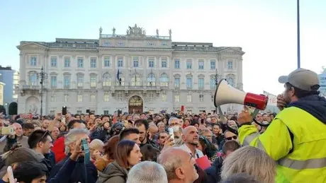 Il clou delle proteste nell’ottobre 2021 con i lavoratori portuali in piazza Unità contro il Green Pass