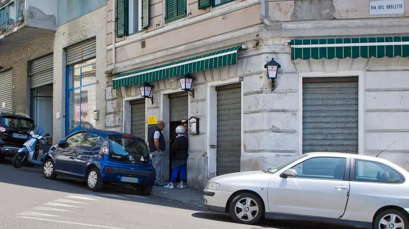 Il buffet “Cinque porte” all’angolo tra via San Marco e via Broletto