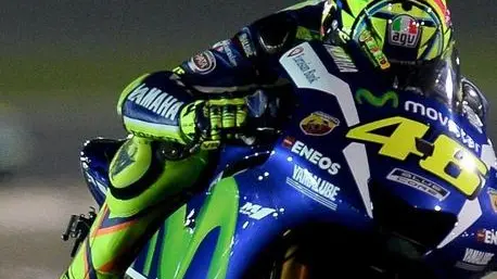 epa05223289 Italian MotoGP rider Valentino Rossi of the Movistar Yamaha MotoGP team in action during the MotoGP final race of the Motorcycling Grand Prix of Qatar at the Losail international circuit in Doha, Qatar, 20 March 2016. EPA/STR