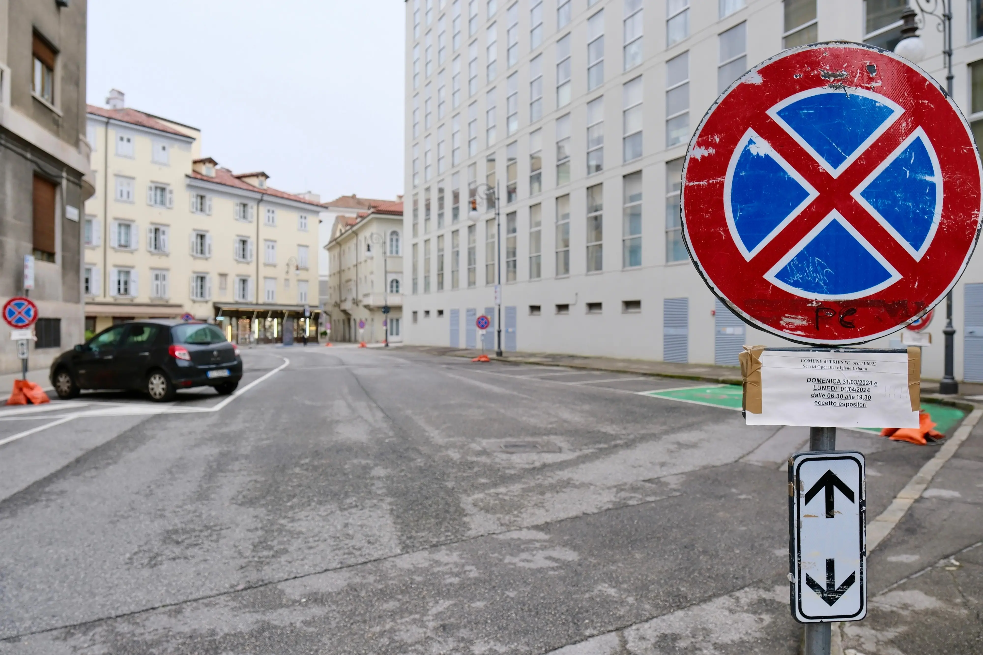 Il maltempo ha ampliamente influenzato il lunedì di Pasquetta che nel centro di Trieste è iniziato decisamente in sordina. Il secondo giorno di Mercatino dell'usato in piazza Unità, che ieri aveva resistito per quanto possibile alla pioggia, lunedì è stato annullato, almeno di mattina: rischio precipitazioni troppo elevato. Turisti e triestini hanno comunque potuto contare sul Salone degli Incanti e sul museo Revoltella, con le mostre, rispettivamente di Salgado, Van Gogh e Ligabue, a fare da catalizzatore. Restano aperti gli stand dell'International Street Food in Ponterosso, dove già in mattinata è cominciato un certo via vai mentre in tanti hanno scelto di fare una visita al Parco e al Castello di Miramare. Foto e notizia di Massimo Silvano e Francesco Bercic