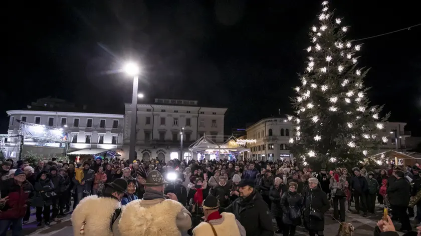 Folla in piazza della Repubblica per l’accensione dell’albero di Natale; la pista di ghiaccio che ha subito attirato tanti giovani e artisti di strada Fotoservizio Bonaventura