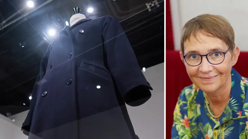 Susanna Tamaro e il suo cappotto blu esposto negli spazi di via Cassa di risparmio Foto Massimo Silvano