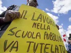 Un momento della manifestazione dei lavoratori della scuola e dell'universita' e i ricercatori in sciopero a Roma. Un corteo e' partito da Porta San Paolo, 20 maggio 2016. ANSA/MASSIMO PERCOSSI