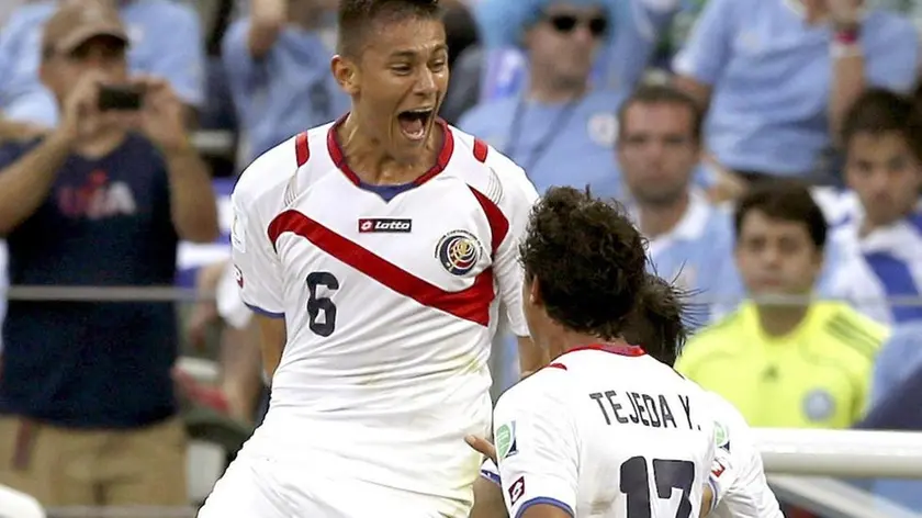 epa04257246 Oscar Duarte of Costa Rica (L) celebrates with teammates after scoring the 2-1 lead during the FIFA World Cup 2014 group D preliminary round match between Uruguay and Costa Rica at the Estadio Castelao in Fortaleza, Brazil, 14 June 2014. (RESTRICTIONS APPLY: Editorial Use Only, not used in association with any commercial entity - Images must not be used in any form of alert service or push service of any kind including via mobile alert services, downloads to mobile devices or MMS messaging - Images must appear as still images and must not emulate match action video footage - No alteration is made to, and no text or image is superimposed over, any published image which: (a) intentionally obscures or removes a sponsor identification image; or (b) adds or overlays the commercial identification of any third party which is not officially associated with the FIFA World Cup) EPA/JULIO MUNOZ EDITORIAL USE ONLY