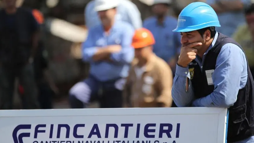 Un operaio della Fincantieri di Castellammare di Stabia in una recente foto d'archivio. ANSA/CESARE ABBATE/