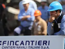 Un operaio della Fincantieri di Castellammare di Stabia in una recente foto d'archivio. ANSA/CESARE ABBATE/