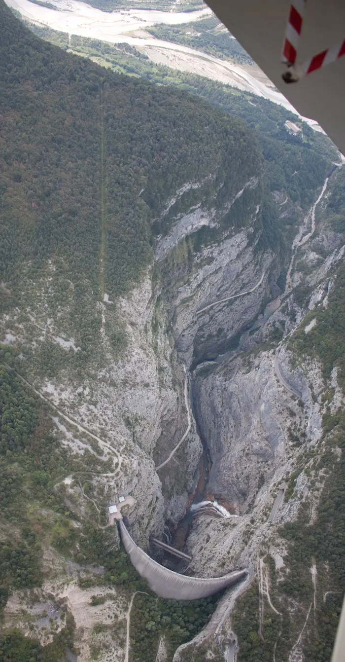 La gola del Vajont dall'elicottero nella foto di Luigi Rivis