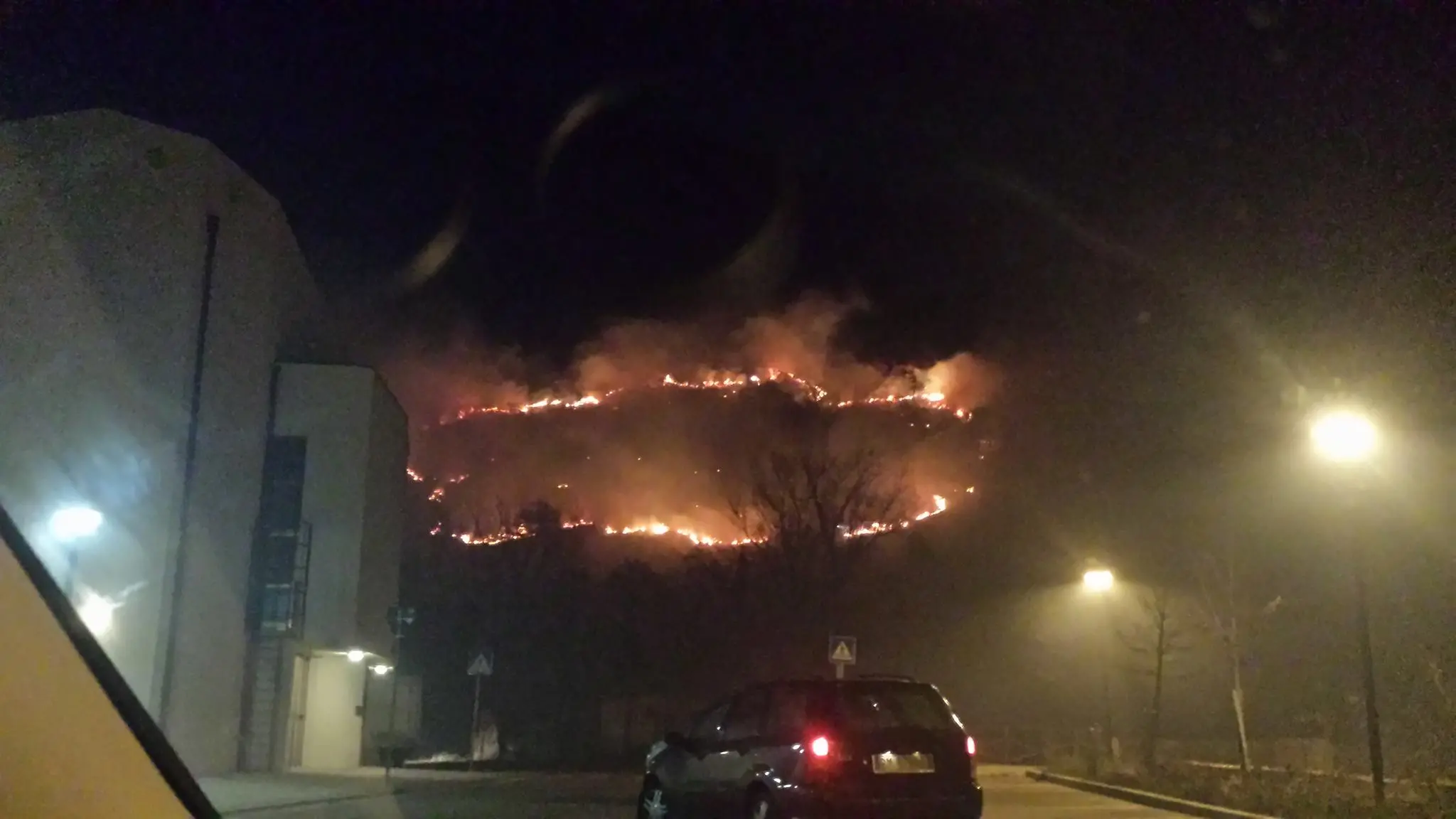 L'incendio a Bagnoli nella foto di Gabriele Pianella