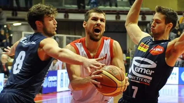 Hristo Zahariev durante un'azione conro due giocatori del Treviglio (Foto Bruni)