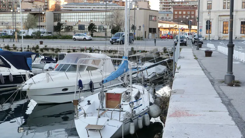 La barca ormeggiata in Sacchetta svaligiata sabato dai ladri (foto Lasorte)