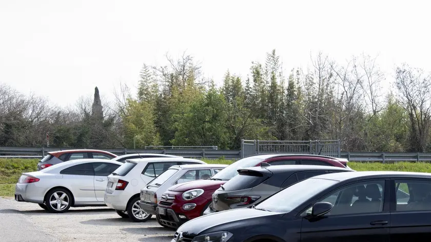 Gli spazi dei laghetti di Dobbia usati come park per i pendolari Foto Bonaventura