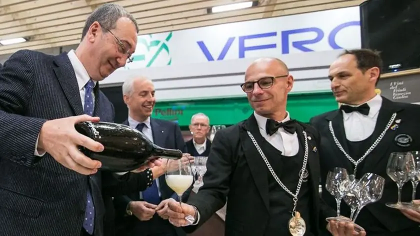 Sergio Bolzonello inaugura con un brindisi lo stande del Fvg a Vinitaly (Foto F. Gallina)