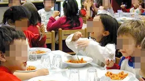 BAMBINI IN MENSA A SCUOLA; A COLOGNO MONZESE, FORMICHE NEL PANE - PER GERVASUTTI - FOTO SPF