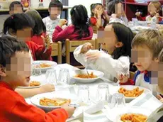 BAMBINI IN MENSA A SCUOLA; A COLOGNO MONZESE, FORMICHE NEL PANE - PER GERVASUTTI - FOTO SPF