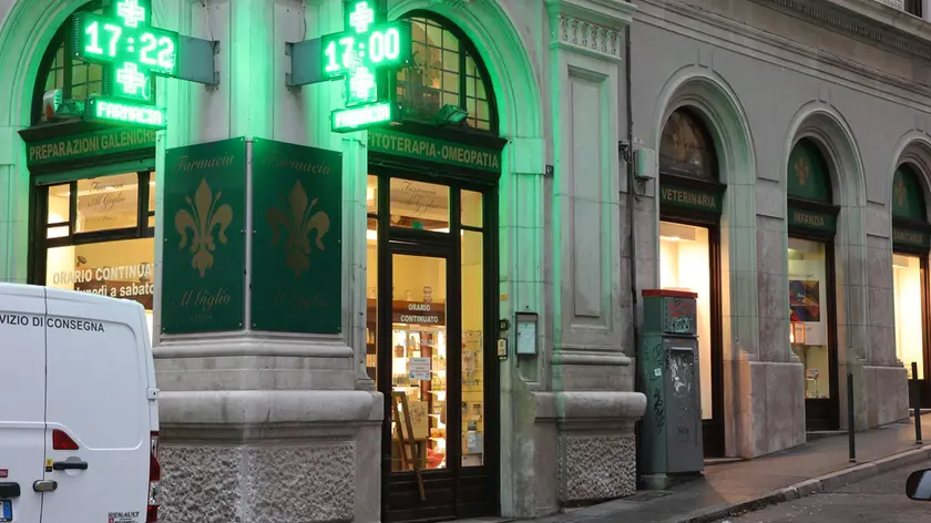 AL MOMENTO MENO DI DIECI SU 70. LA FARMACIA DI VIA BELPOGGIO RIENTRA NELLA “SHORT LIST” (Foto Andrea Lasorte)