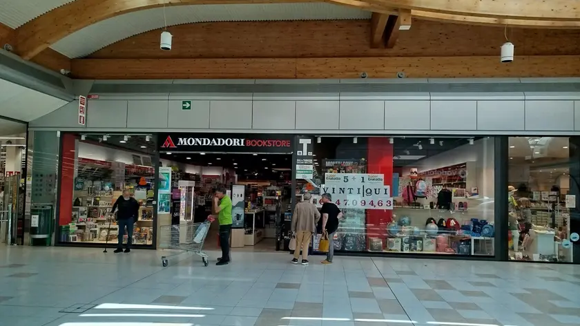 Il Mondadori Bookstore al Gran Shopping Belforte di via Pocar
