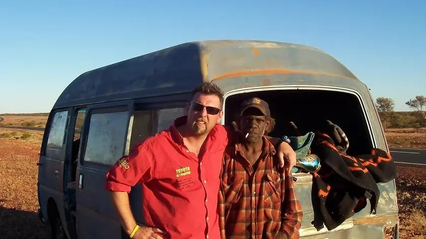 L’ex vigile del fuoco isontino Thomas Tonicello con un aborigeno in Australia