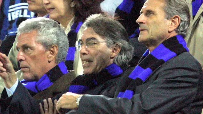 20060904 - MILANO - SPR - +++CALCIO: INTER; E' MORTO GIACINTO FACCHETTI +++ Una foto di archivio dell' 1 Novembre 2005 di Marco Tronchetti Provera, Massimo Moratti e Giacinto Facchetti assitono alla partita. DANIEL DAL ZENNARO / ARCHIVIO ANSA / DEF