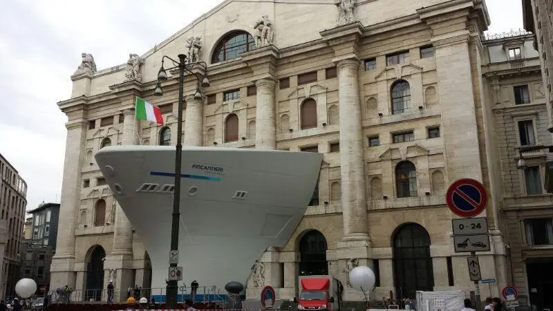 La prua della nave Fincantieri a palazzo Mezzanotte