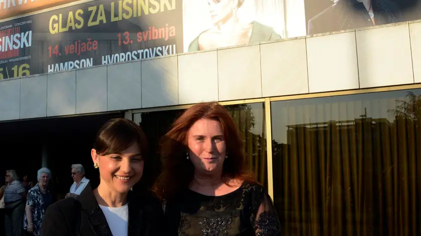 Debora Serracchiani con l'ambasciatore Emanuela D'Alessandro