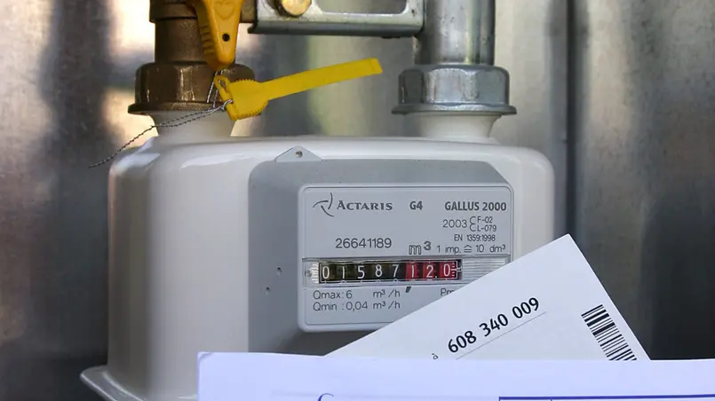 Una foto di archivio mostra un contatore dell'elettricità e delle bollette.ANSA/ARCHIVIO/FOLCO LANCIA