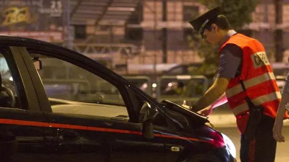 Un momento dell'operazione antiprostituzione da parte dei Carabinieri del Gruppo di Roma in Via Cristoforo Colombo, Piazzale dei Navigatori, Viale Marconi, Eur, San Paolo, Garbatella, via Prenestina, via Palmiro Togliatti, via Appia Nuova, Via Casilina, via Salaria e piazza Pino Pascali stanotte, 17 giugno 2011. Al termine delle verifiche il bilancio è di 63 prostitute identificate, per la maggior parte provenienti dallEst, un centinaio di clienti e oltre 70 veicoli controllati. ANSA/CLAUDIO PERI