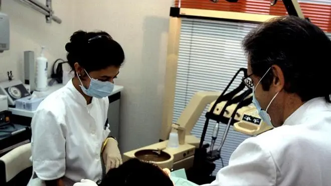 20000721 - ROMA - CRO - SANITA': DENTISTI AD AZIENDE, FATE BIBITE MENO DOLCI E ACIDE..BEVANDE IN LATTINA LEGATE A CRESCENTE EROSIONE DENTI GIOVANI- Una foto d'archivio che mostra un dentista al lavoro. ANSA - ARCHIVIO - GIUSEPPE GIGLIA - CD