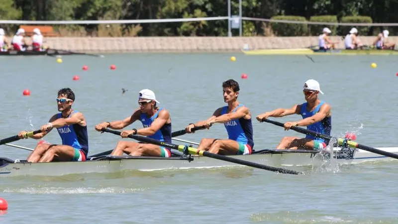 Il quattro senza pesi leggeri azzurro