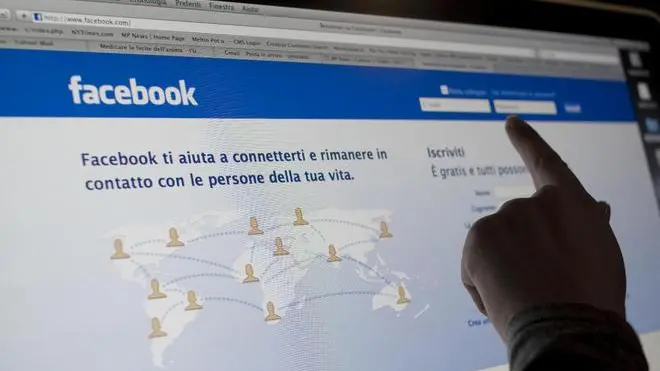 20091217 - ROMA - POL - SALUTE: ADOLESCENTI; IN 2009 PIU' FACEBOOK E MENO GENITORI. Una ragazza davanti al sito di social network 'Facebook', oggi 17 dicembre 2009 a Roma. E' Facebook l'indiscusso protagonista del 2009 tra gli adolescenti italiani: oltre il 50% dei ragazzi tra 12 e 14 anni ha la propria scheda sul popolare social network e il 17% dichiara di stare per iscriversi. E mentre aumentano gli adolescenti che hanno un computer e che si collegano, crescono i comportamenti a rischio, soprattutto tra chi passa piu' di tre ore al giorno su Internet o alla Tv. Queste le abitudini degli adolescenti italiani fotografate dal rapporto annuale curato dalla Societa' Italiana di Pediatria (Sip). L'indagine 'Abitudini e stili di vita degli adolescenti' e' stata svolta su un campione nazionale di 1300 studenti delle scuole medie inferiori. Il rapporto sara' presentato domani nell'ambito del convegno 'La societa' degli adolescenti' a Pisa. ANSA/GUIDO MONTANI/DRN