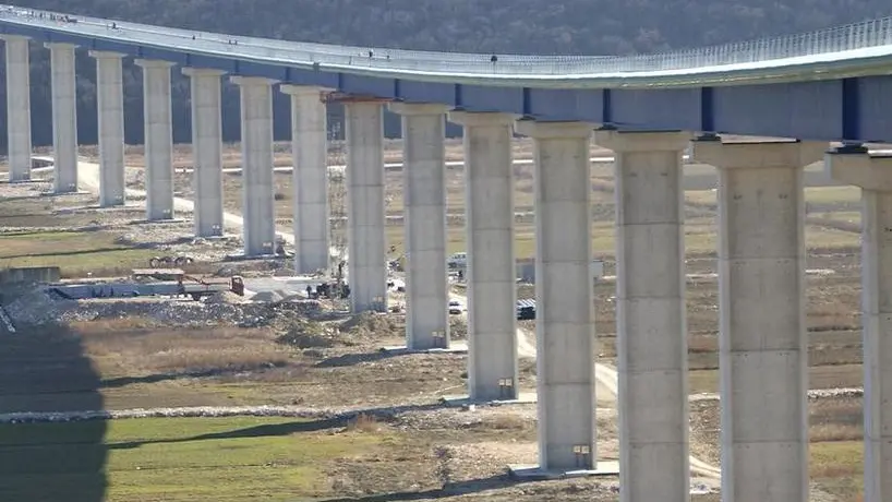 Il grande viadotto della Ipsilon che attraversa il fiume Quieto