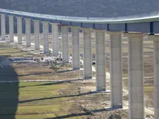 Il grande viadotto della Ipsilon che attraversa il fiume Quieto