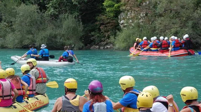 Una bella immagine della regata sull’Isonzo che ogni anno parte da Salcano