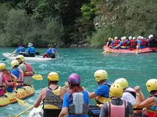 Una bella immagine della regata sull’Isonzo che ogni anno parte da Salcano