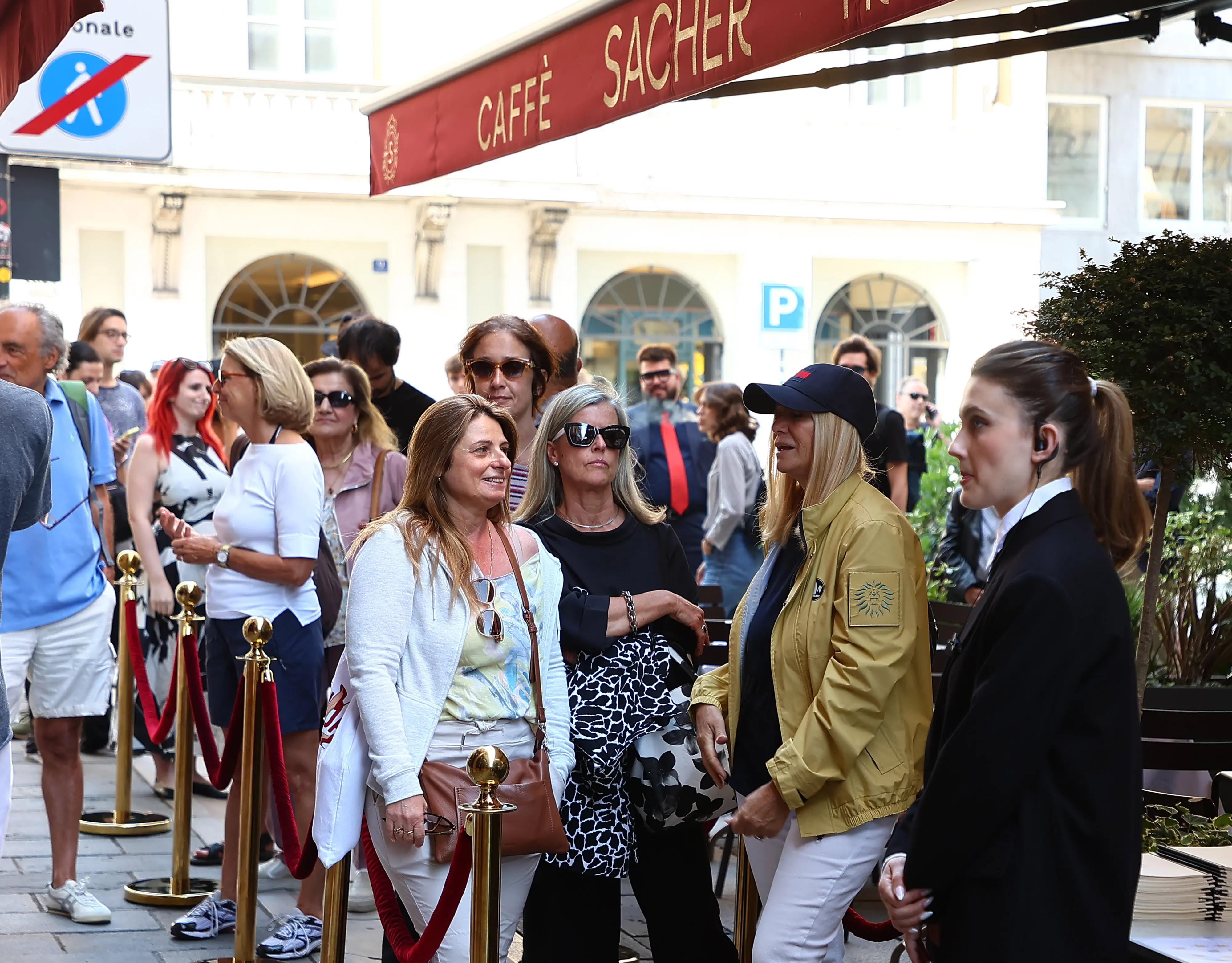 Lasorte Trieste 01/06/23 - Via Dante, Apertura caffè Sacher
